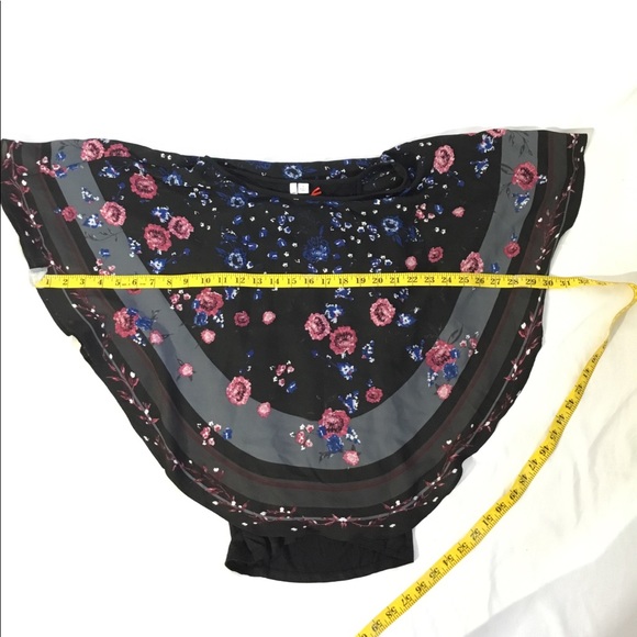 ELLE Crepe Popover Top NWT - Picture 3 of 10